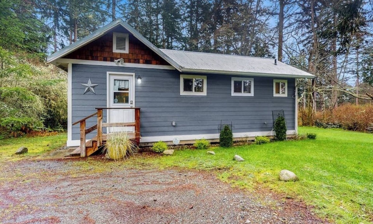 Freeland Cottage | Secluded Whidbey Island cottage with woodland views, firepit & kitchenette