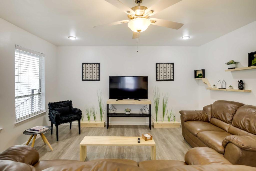 Knox - Henderson House | Serene Dallas Condo w/Pool - Walkable Location!
