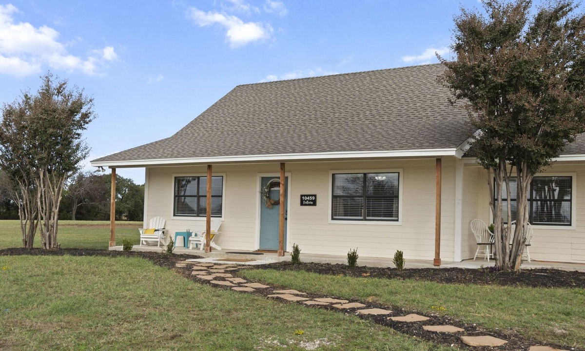 Aubrey Other | Serene farmhouse on 2 acres, perfect for family gatherings or wedding stays.