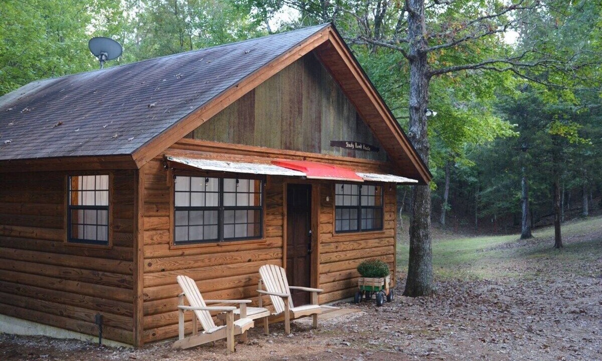Board Camp Cabin | Shady Bend Bunk house, 1 mile from the WPG south trail head!