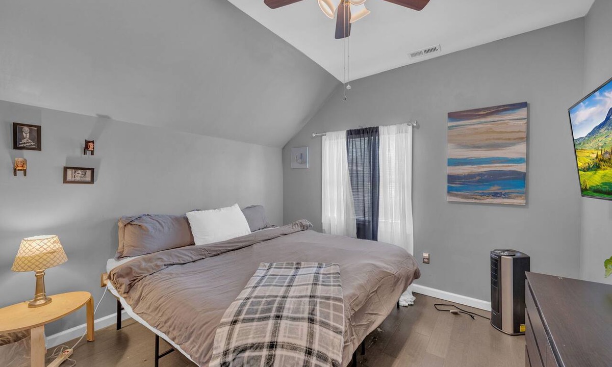 Riverview House | Shark Tank Comfy King BD1BT Free Parking Fast Wifi