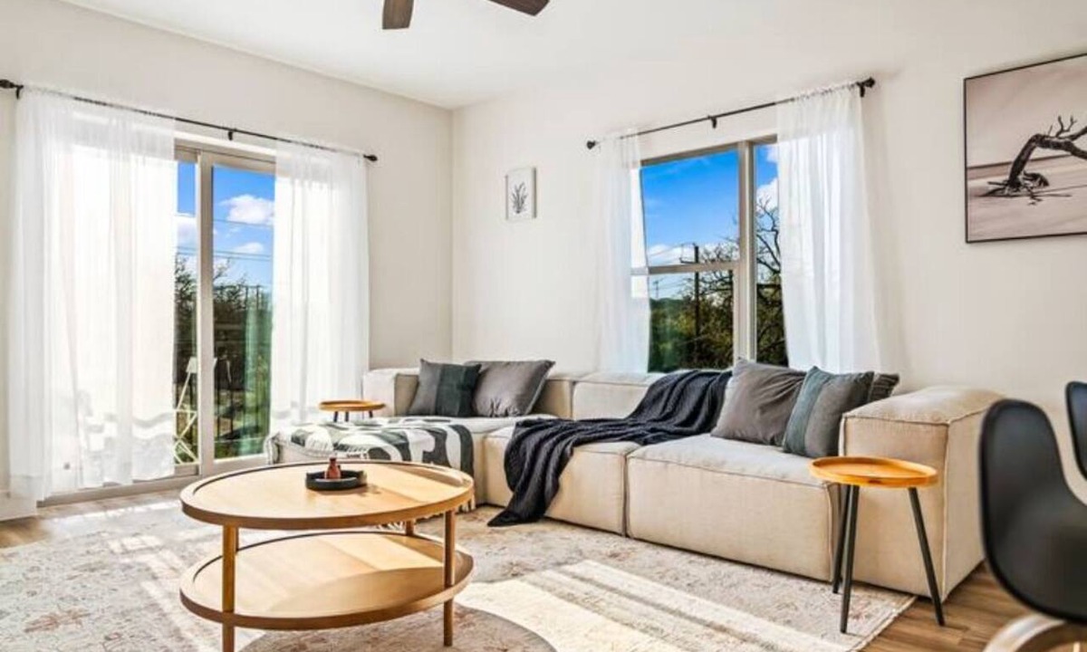 Old East Dallas Apartment | Simple Stillness - Premium King Memory Foam - Luxury Furniture - Central Locatio