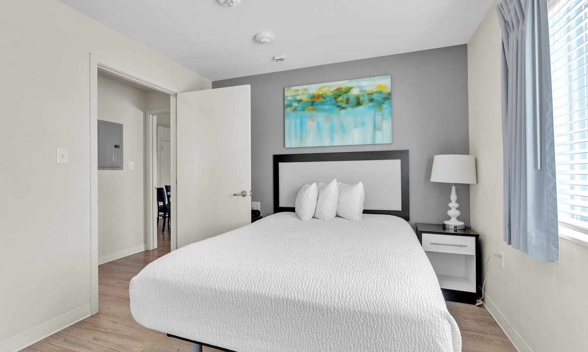 Far North Central Apartment | Simplicity At the Rim 1302 I Comfy 3 Bed 2 Bath