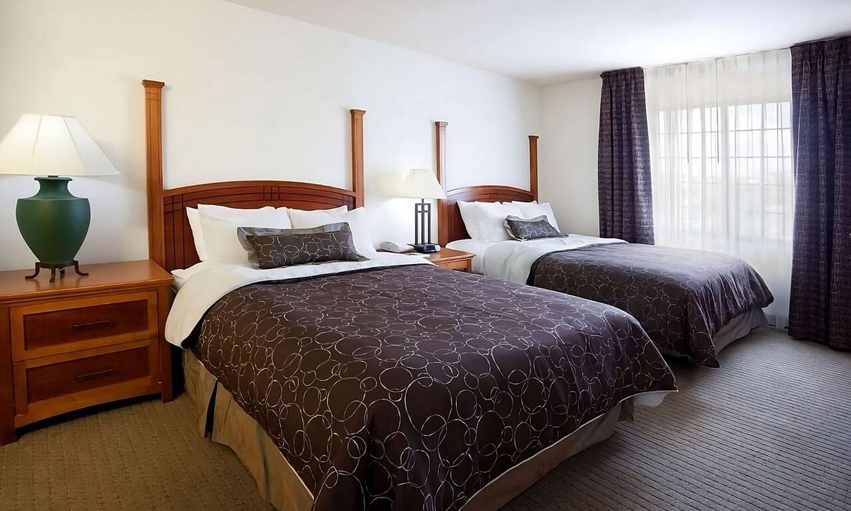 Vance Jackson Hotel | Six Flags Fun | Spacious Unit with Full Kitchen | Outdoor Pool | Free Breakfast