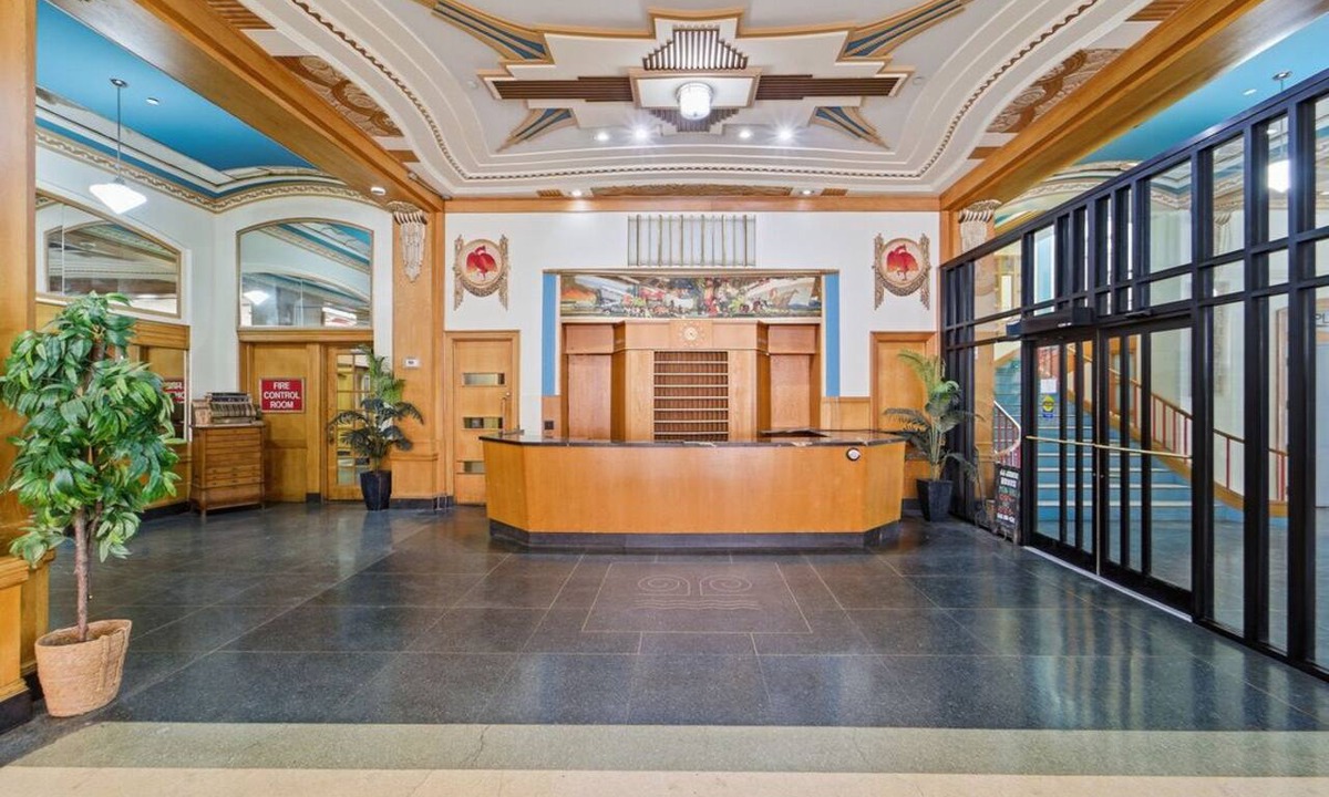Downtown Des Moines Apartment | Skyline Lounge - Views, Gym, Sauna, & Free Parking