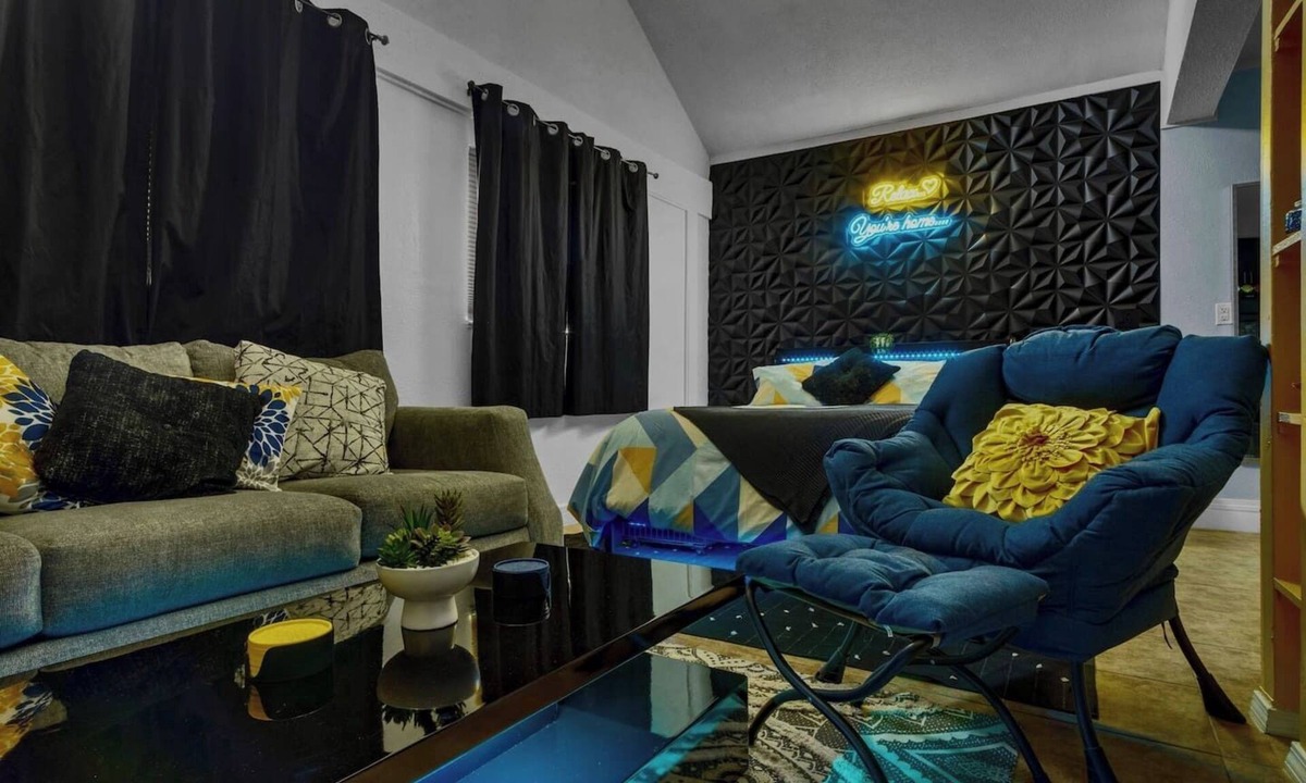 El Paso Apartment | Sleek Studio-Mins to Sunland Park Racetrack/Casino