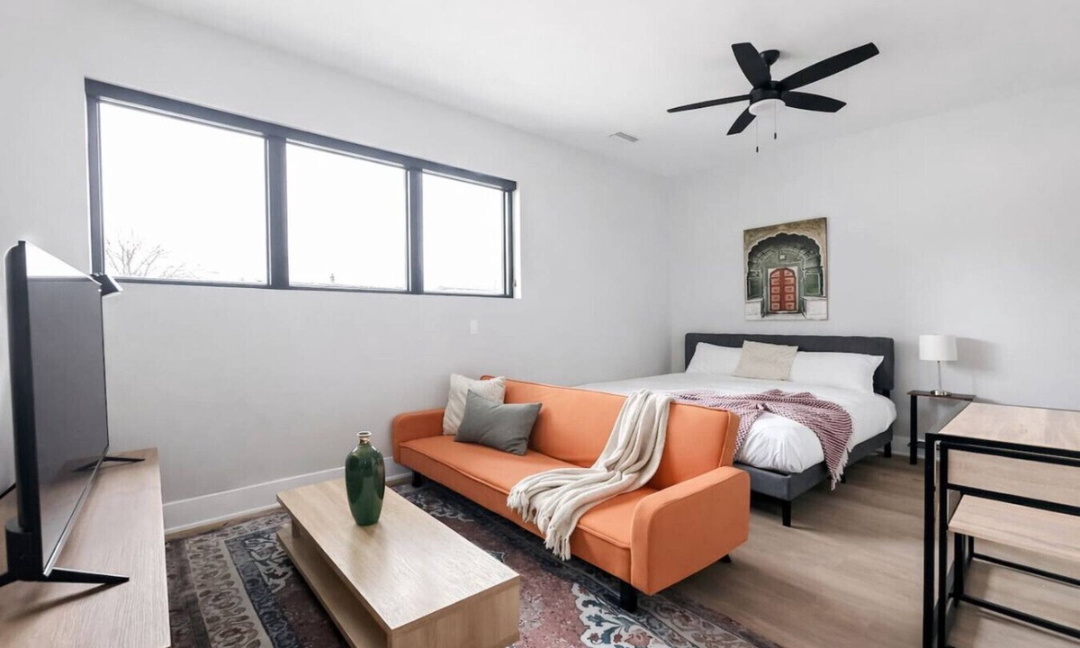 Dundee-Happy Hollow Historic District Apartment | Sleepover | Beautiful Studio + Gym/Sauna - Omaha