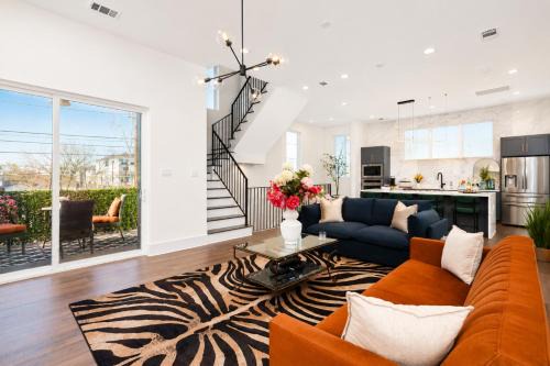 Washington Ave./ Memorial Park House | Sleeps 10! Luxe Haus with Rooftop & Mini Gym, Near Downtown HTX & FIFA