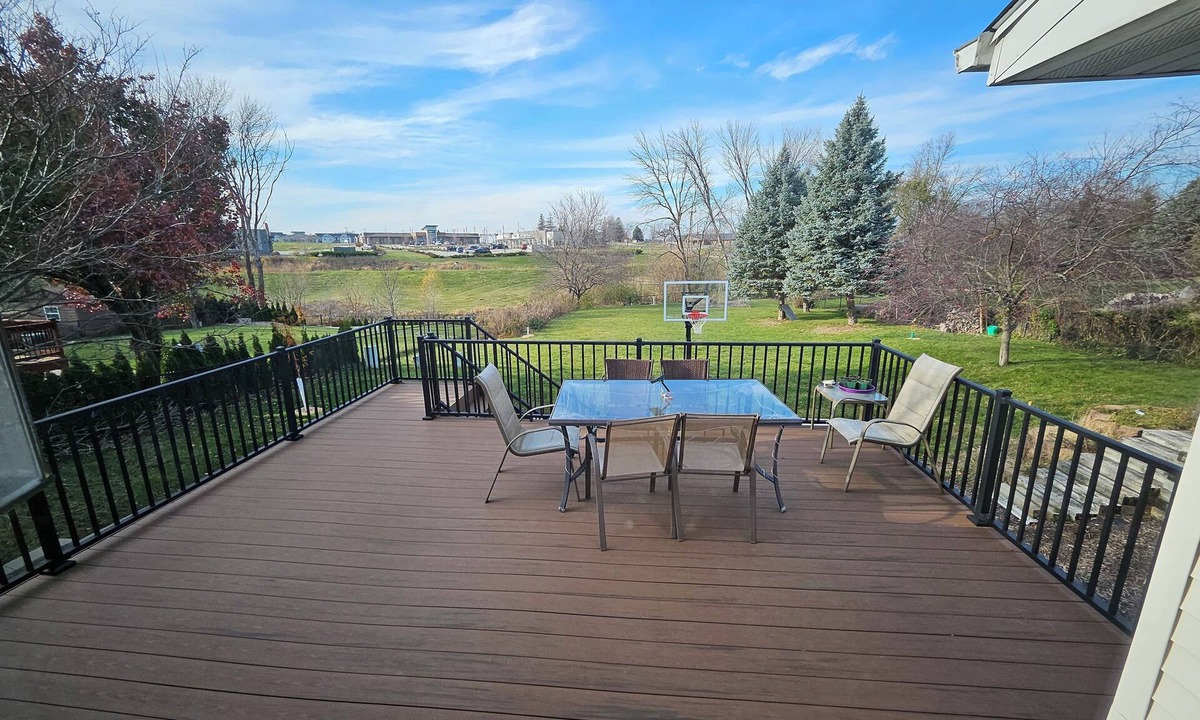 Grimes House | Sleeps 10, spacious home w/1 acre yard, 4 Bedrooms