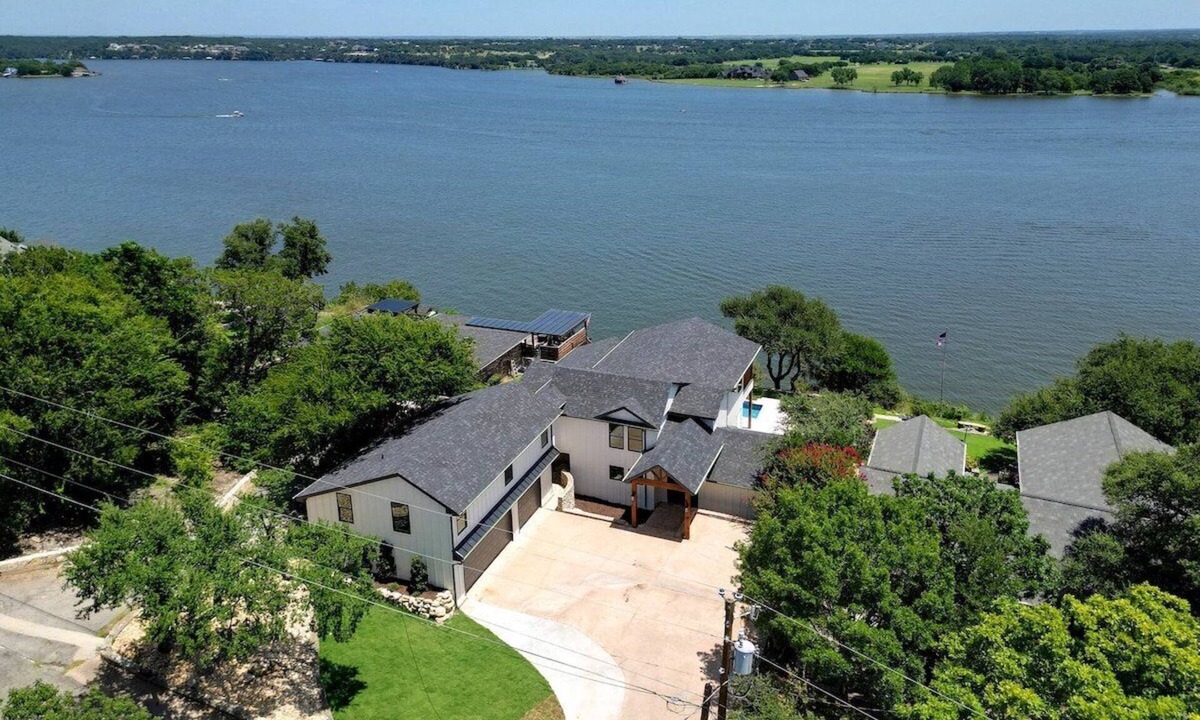 Granbury House | Sleeps 12-Stunning Lake Front Cliffside Views-Pool
