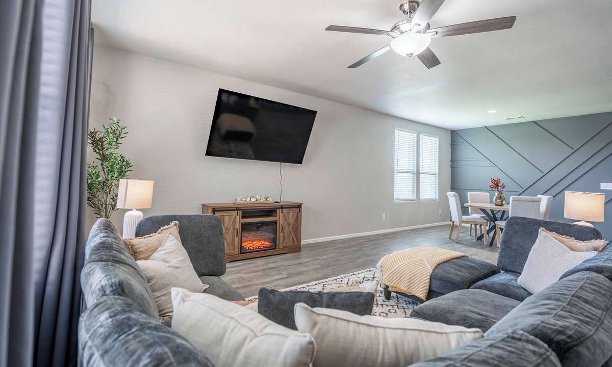 Odessa House | Sleeps 13+ - 5BR/2.5BA - Pool Table + Fire Pit