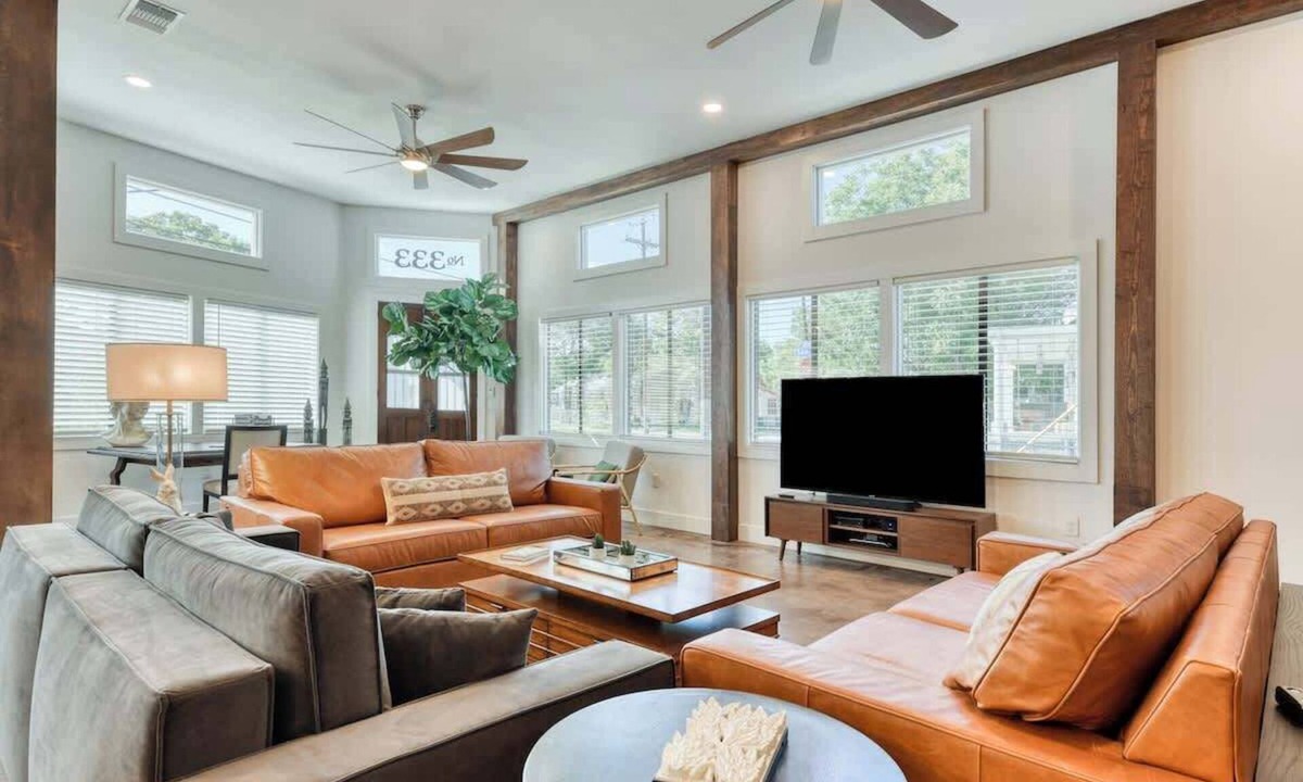 Southtown House | Sleeps 24 - 2 homes - walk to RiverWalk/Alamo