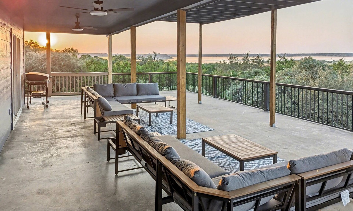 Belton House | Sleeps 24 | Luxury Lakeview Group Retreat – Scenic Deck & Game Room