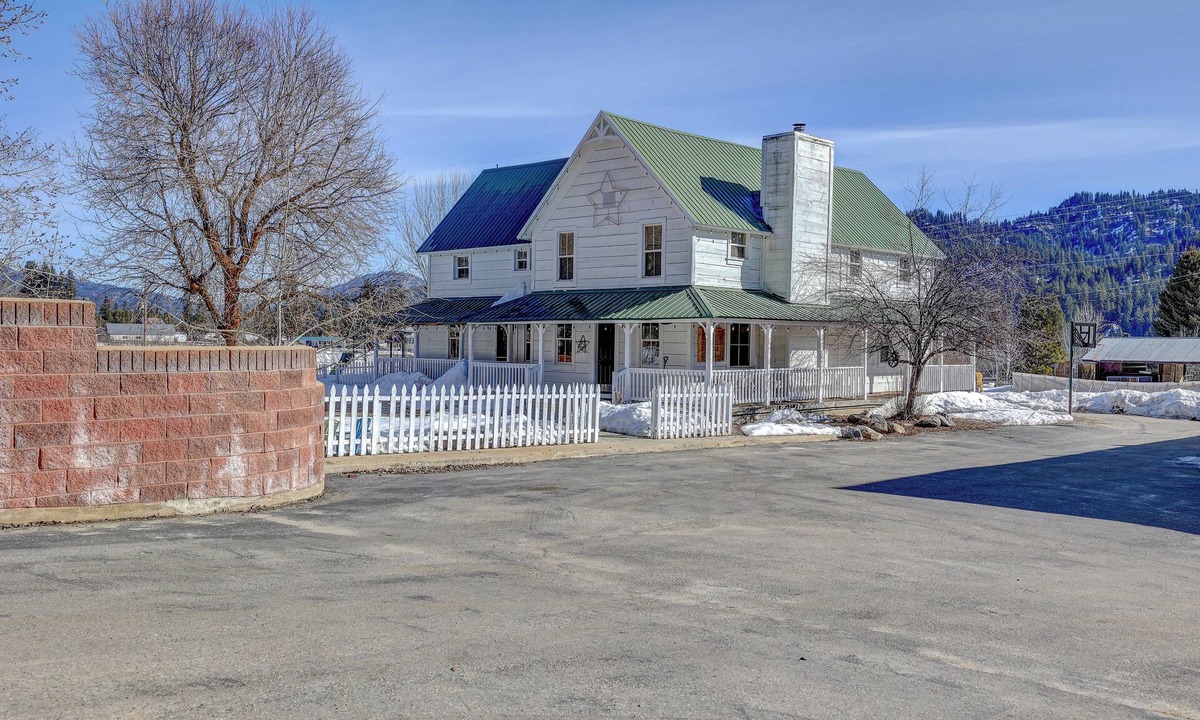 Garden Valley House | Sleeps 29! 9-bedroom 8-Bath 3-Kitchen, Historic McBride Farm in Garden Valley