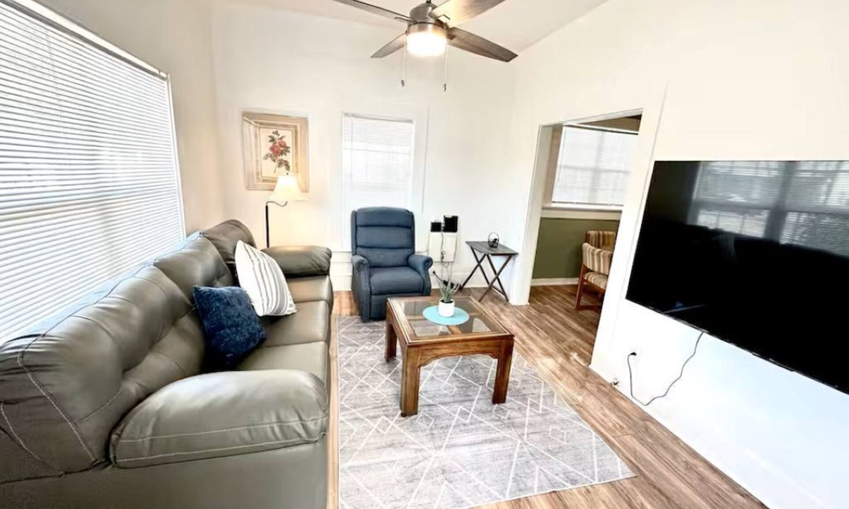 San Angelo House | Sleeps 4. Close to downtown