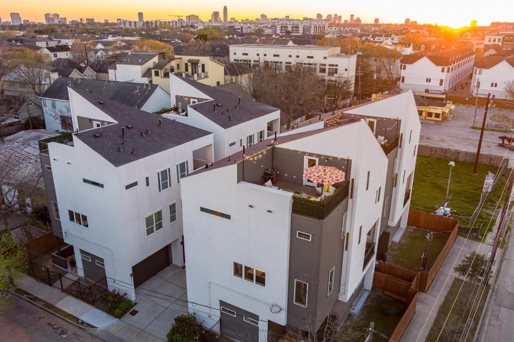 Washington Ave./ Memorial Park House | Sleeps 40! 4 Luxe Homes! Pet-Friendly Rice Military
