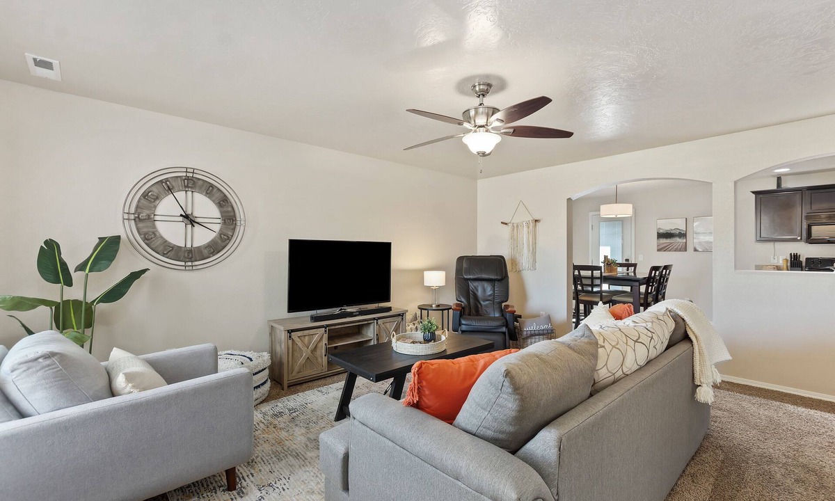 Meridian House | Sleeps 9, Pet Friendly, Workspace, Easy Access to Dining and Shops