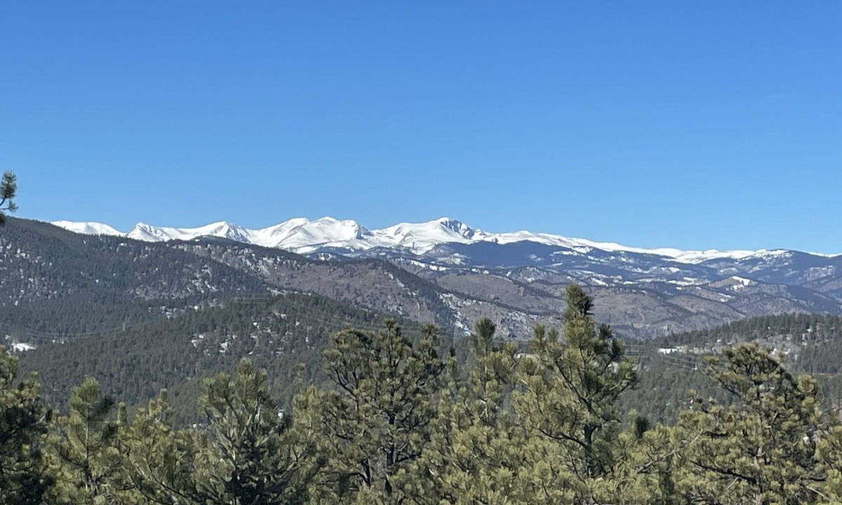 North Central Evergreen House | Snow capped views, wildlife, lake, close to skiing & Red Rocks Amphitheater