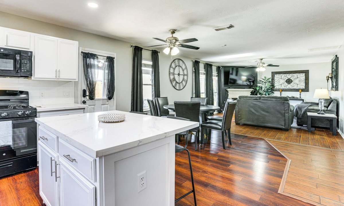 Houston Cottage | Solar-powered Home w/& Game Room & Gym in Houston