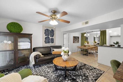 College Station Apartment | Sophisticated 2BR 2BA by TAMU, King Bed, Washer & Dryer, Smart TV