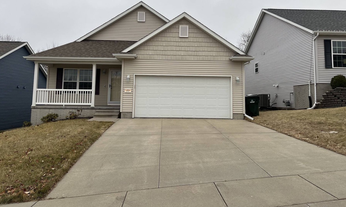 Cedar Rapids House | Spacious 2 bedroom 2 bath house . Quiet and friendly neighborhood
