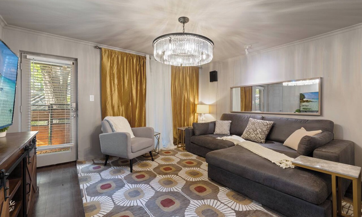 Old East Dallas Condo | Spacious 2BR/1.5BA condo in Lower Greenville featuring resort-style amenities—pool, hot tub, sauna, and courtyard—just steps from top dining, shopping, and nightlife.