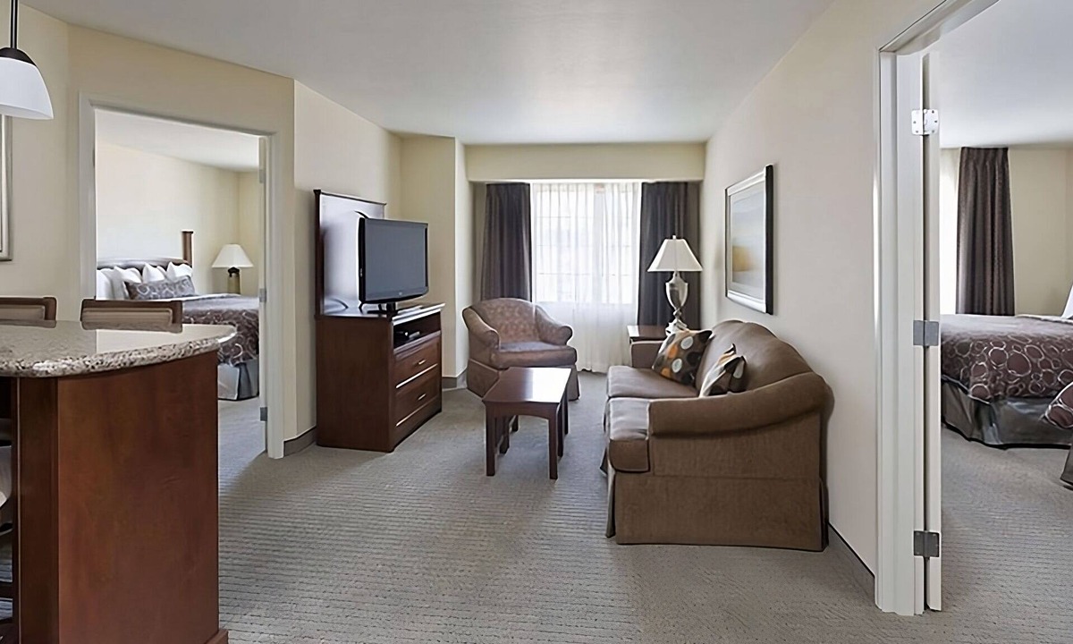 Vance Jackson Apartment | Spacious 2BR Suite with Full Kitchen | Near Pearl District | Free Breakfast