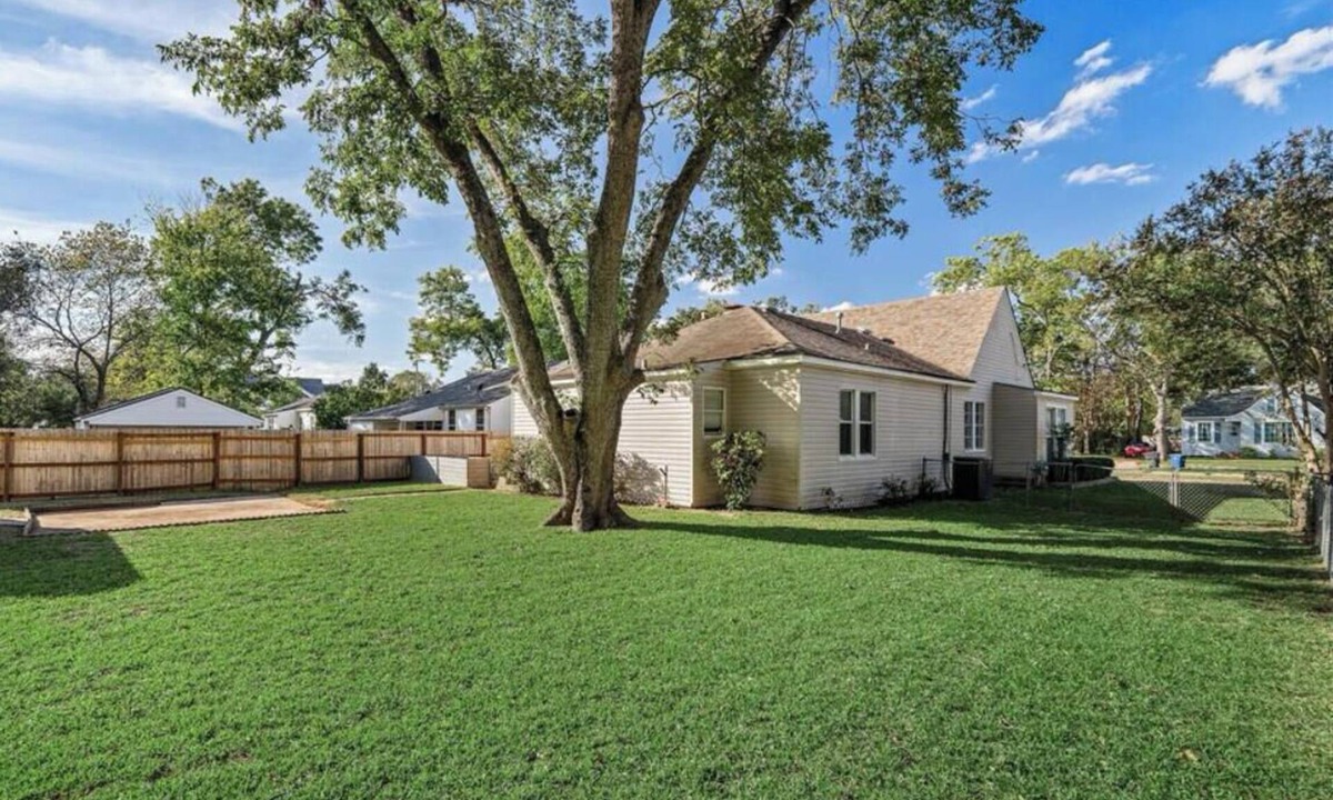 Broadmoor House | Spacious 3 BDR Home With Easy Access To LSU Health And Downtown Shreveport