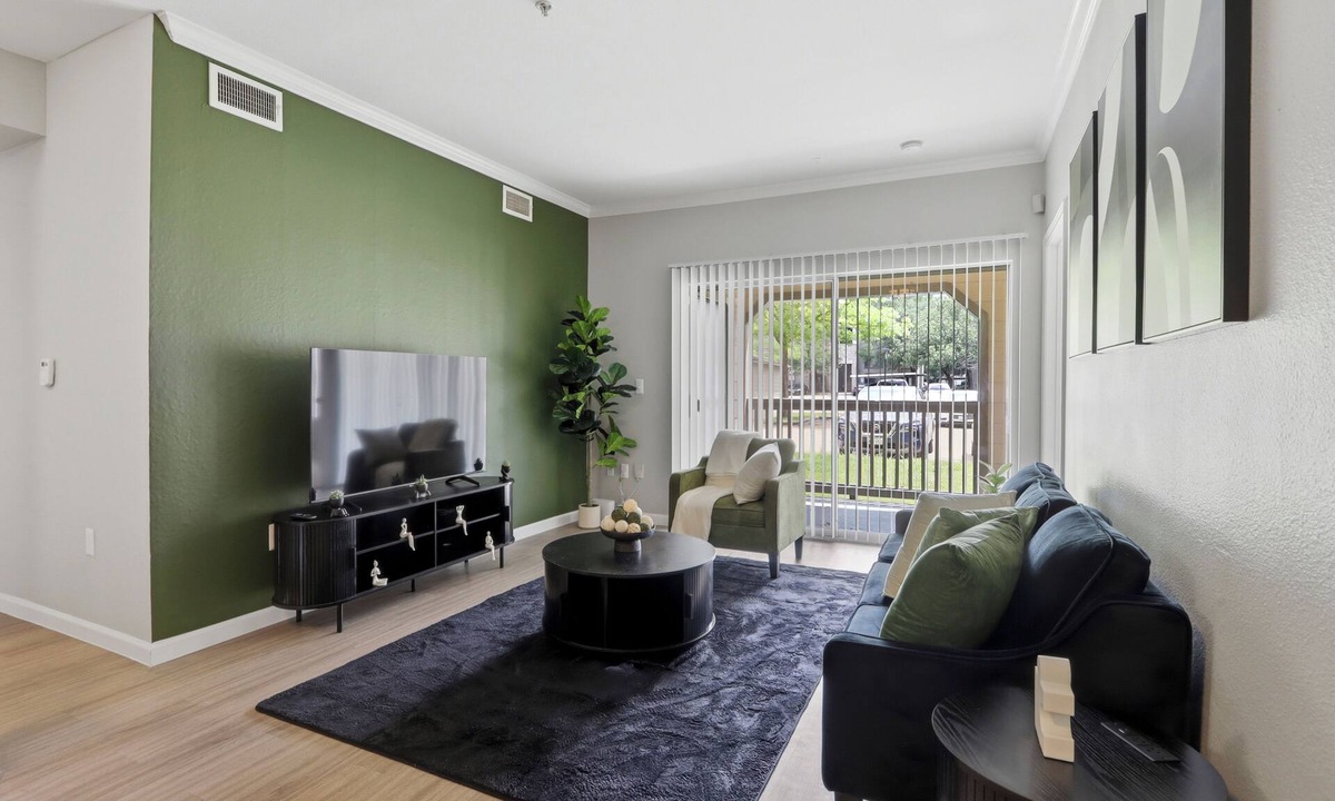 George Bush Park/Eldridge Apartment | Spacious 3-bedroom apartment - Close to Food and Fun!
