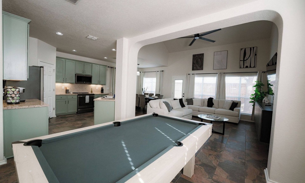 Wetmore House | Spacious 3br/2.5ba Home Utsa/SixFlags/La Cantera/Short Drive to Downtown SA