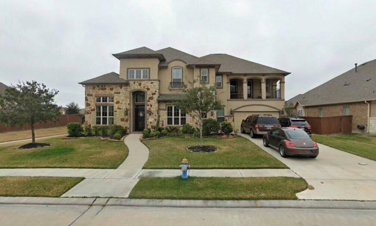 Pearland House | Spacious 3BR/3BA Upstairs Getaway with Private Balcony — Steps from Town Center