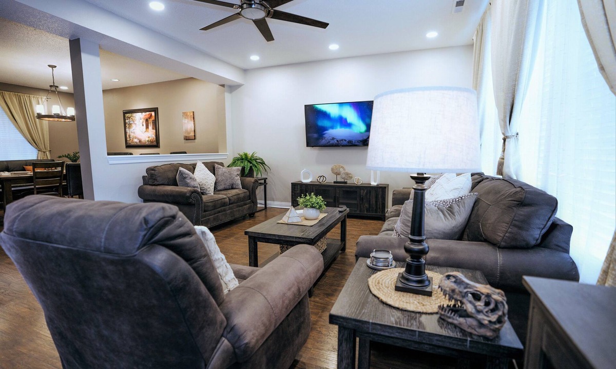 Bloomington House | Spacious 3BR Home - Sleeps 8 - 10 Min to Downtown Bloomington
