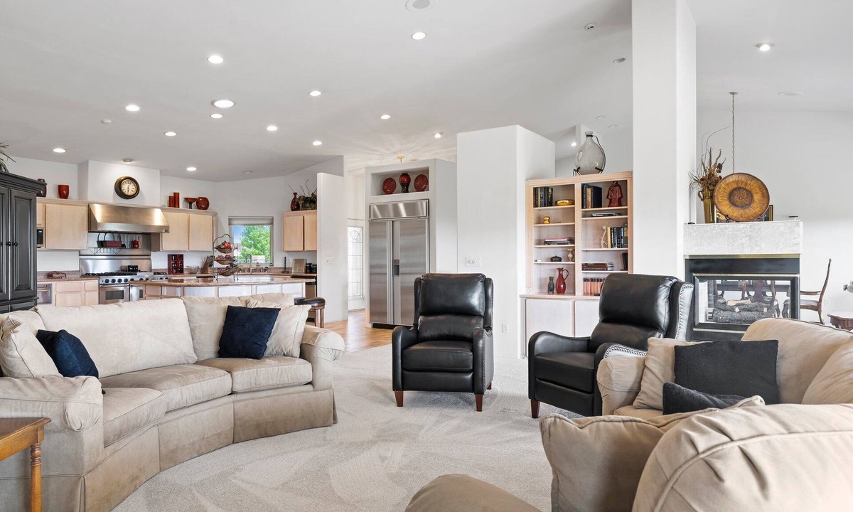 Kennewick House | Spacious 3BR On Golf Course, Close to Wineries, Shopping, Sports Fields