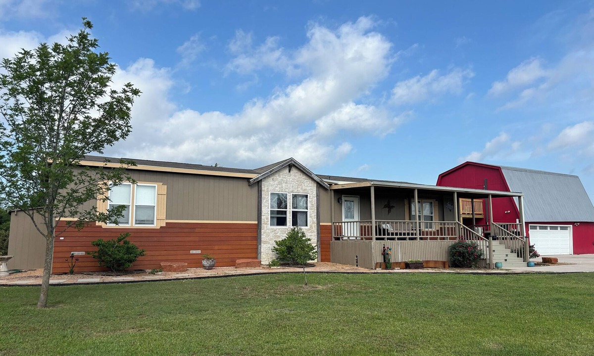 Navarro County House | Spacious 3BR Rural Home + Barn Theater One Hour from Dallas, Fort Worth & Waco
