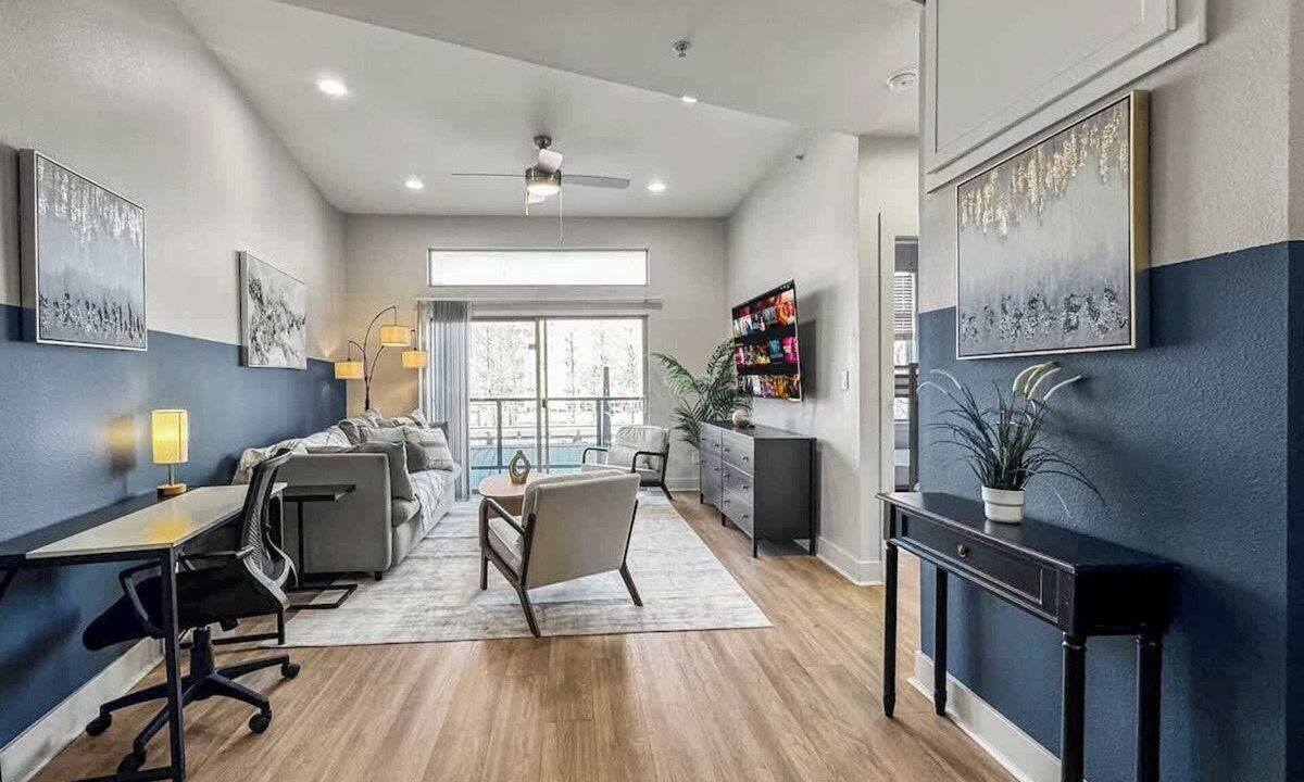 Deep Ellum Apartment | Spacious 3BR2BA Stay Deep Ellum w/Pool Gym Parking