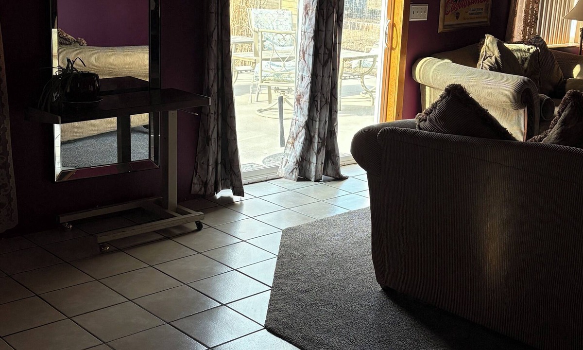 Hanover House | Spacious 4-bedroom 5 bed house. A lil Hollywood in the living room.Comfy beds!