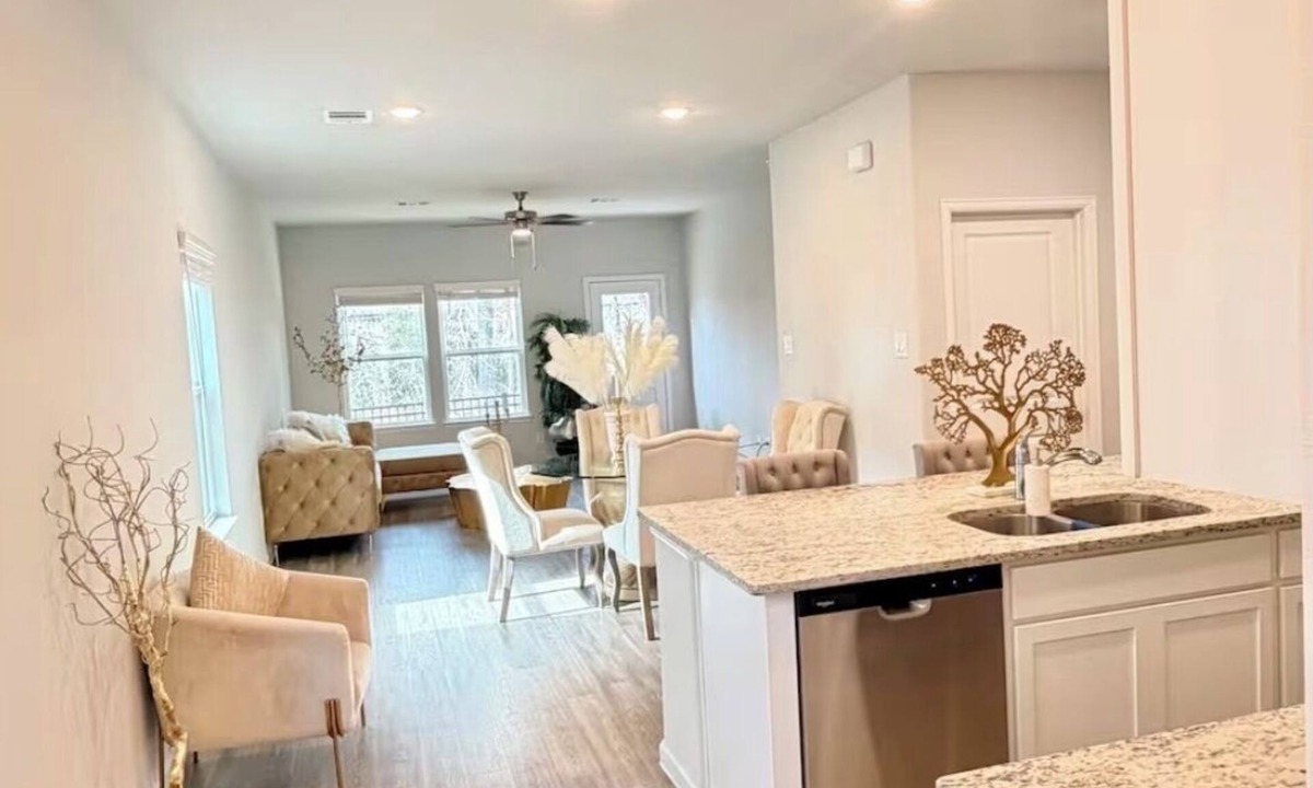 Magnolia House | Spacious 4-bedroom house in tranquil/Woodlands & Magnolia Area with AC