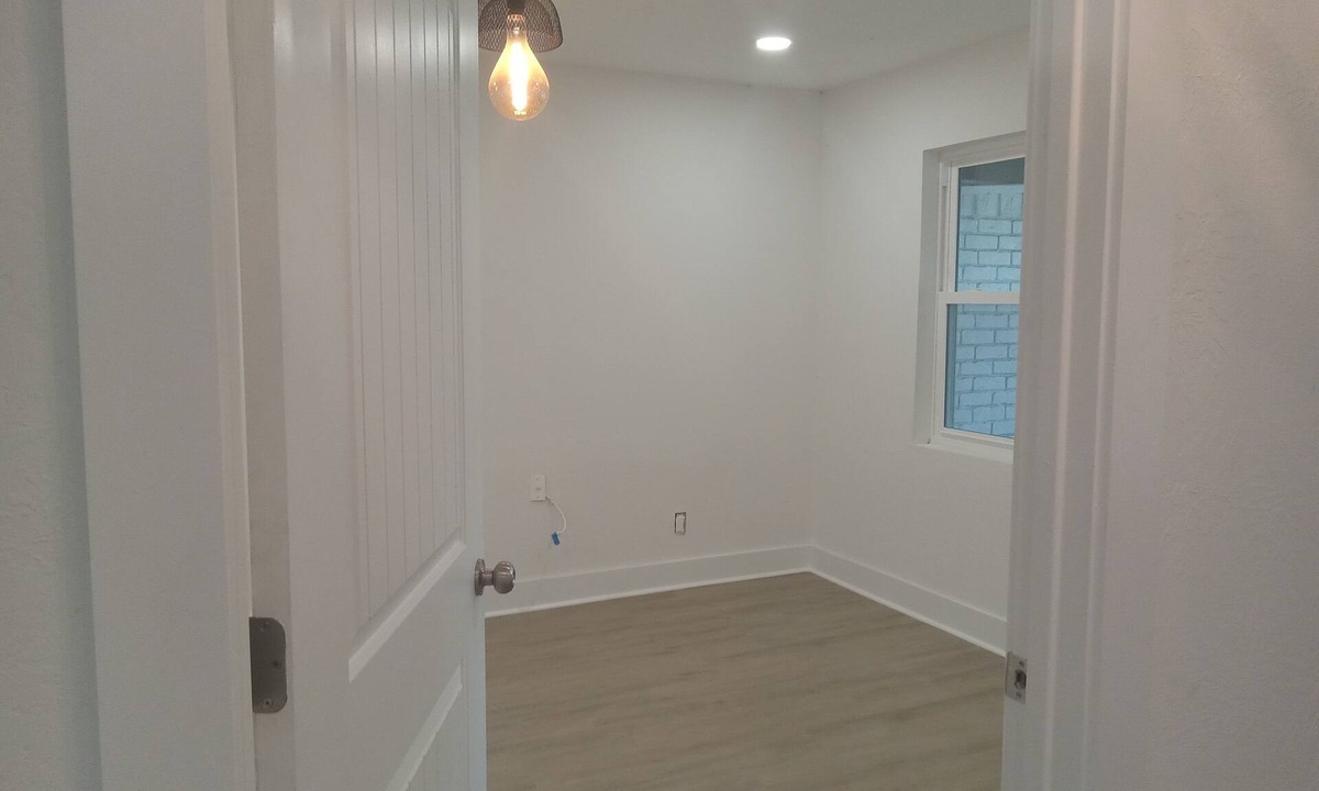 Orange House | Spacious 4-bedroom house in beautiful Orange with WiFi, AC