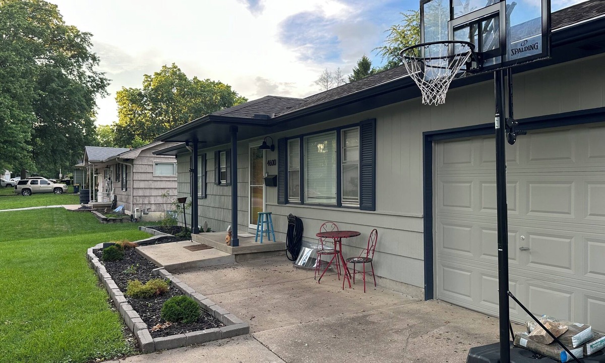 Terrace Lake Gardens House | Spacious 4-bedroom house in perfect Kansas City. 20 minutes from Arrowhead!.