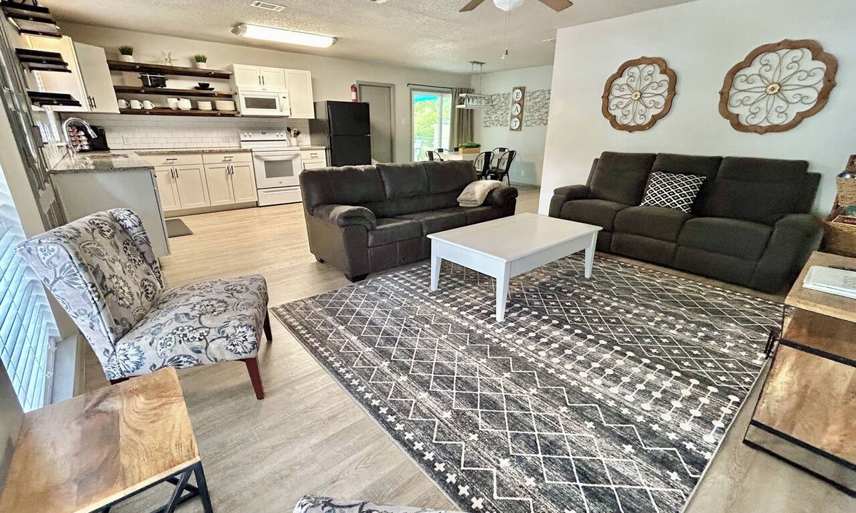 Lackland Terrace House | Spacious 4 Bedrooms-Family, Attractions, Lackland