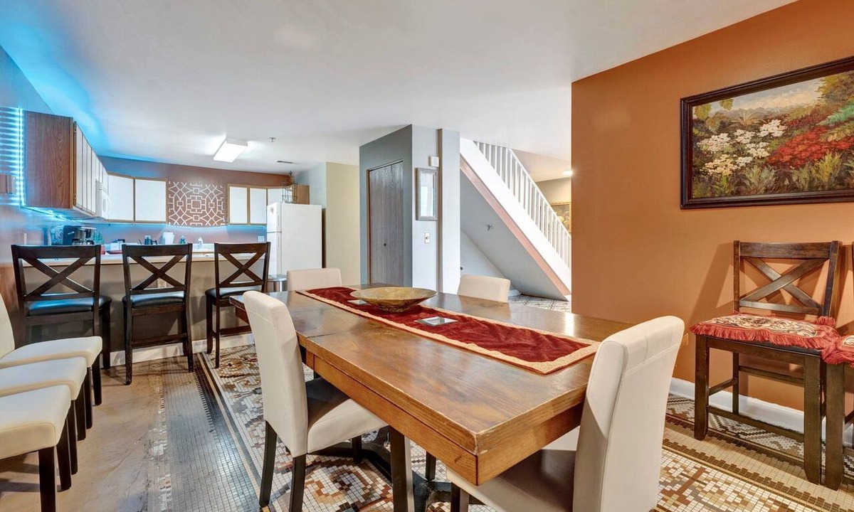 Downtown Memphis Apartment | Spacious 4-BR Apt, Fast WiFi in Downtown Memphis. Walk to Convention Center.