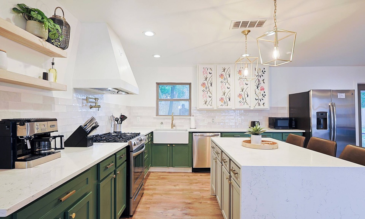 Farmers Branch Bed & Breakfast | Spacious 4BR Central Dallas Home - Firepit & Game Loft