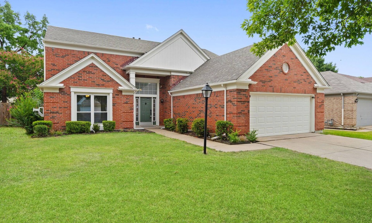 Grand Prairie House | Spacious 5-bedroom house in lovely Grand Prairie with AC, Backyard, W/D, Pets!