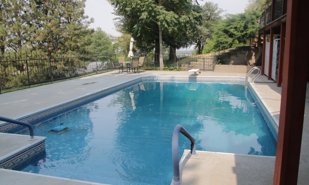 Payette House | Spacious 5-bedroom house in lovely Payette with WiFi, AC, fitness room, pool.