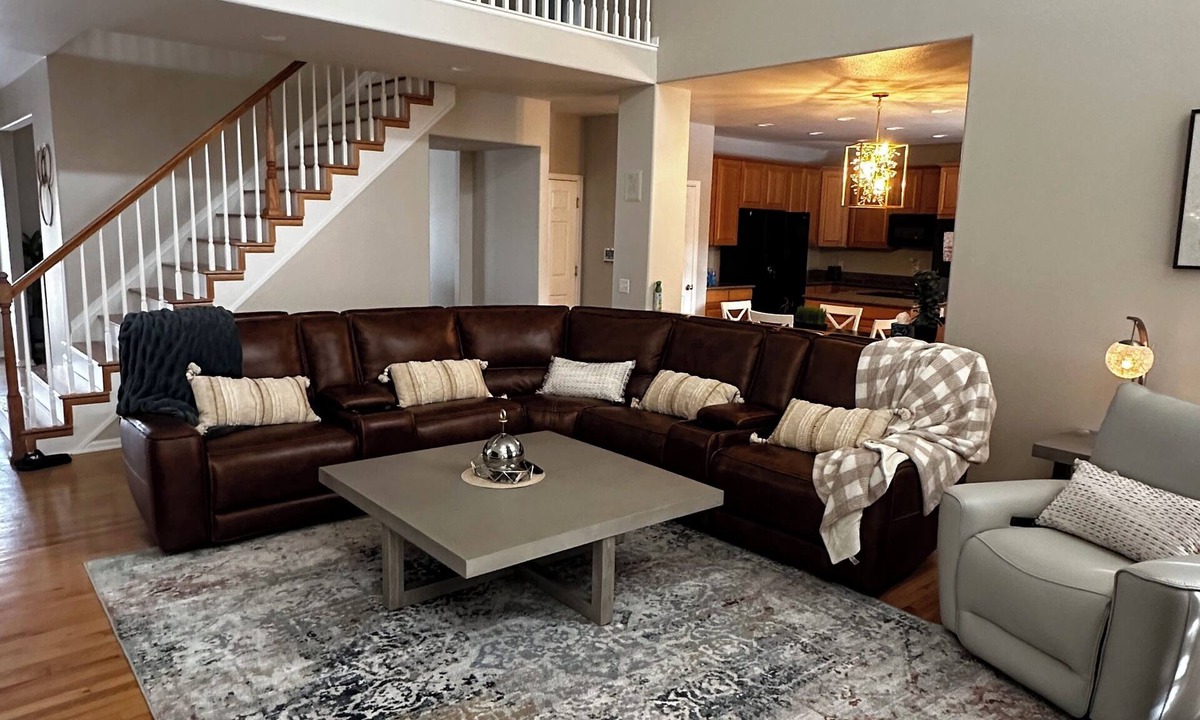 Aurora House | Spacious 5-bedroom house in enchanting Aurora with AC, WiFi