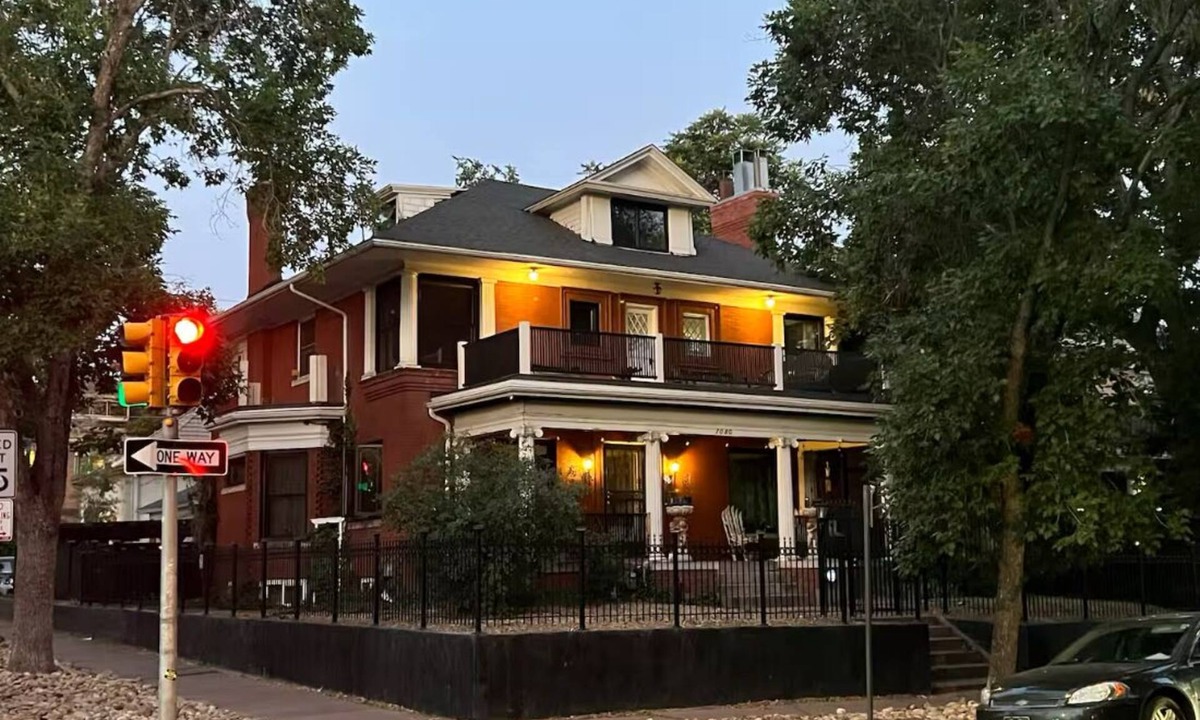 Cheesman Park House | Spacious 5-bedroom Mansion in Downtown Denver area with AC, fitness room, WiFi