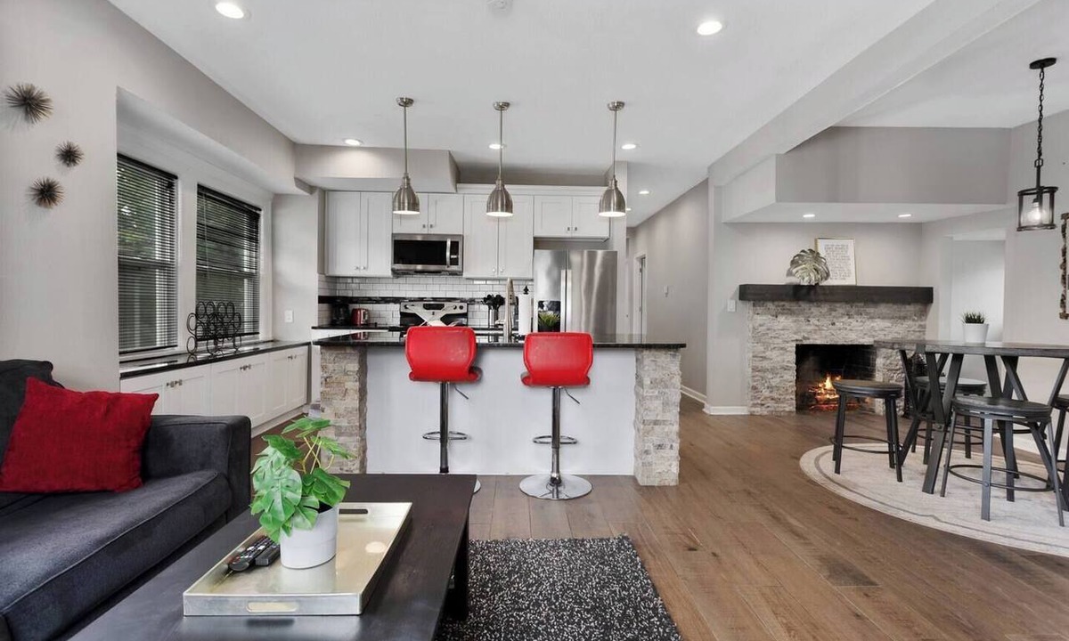 Kansas City Apartment | Spacious 5 Bedroom Duplex In Kansas City! 65/66