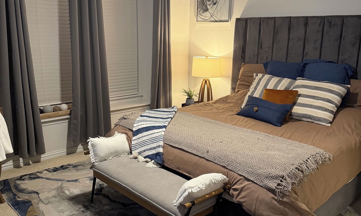 Justin House | Spacious 5 BR 3 BA house in lovely Justin with WiFi, AC, Garage, Tesla Charger
