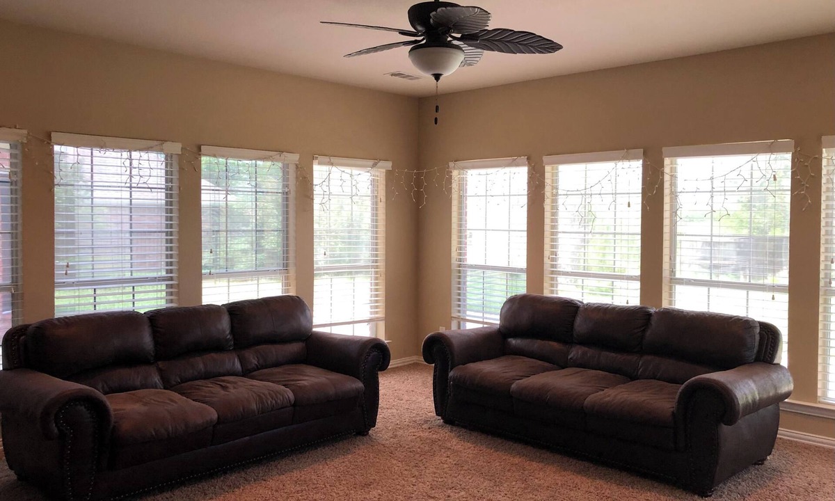 Elmo House | Spacious 6 bedroom house on one acre in pleasant Crandall