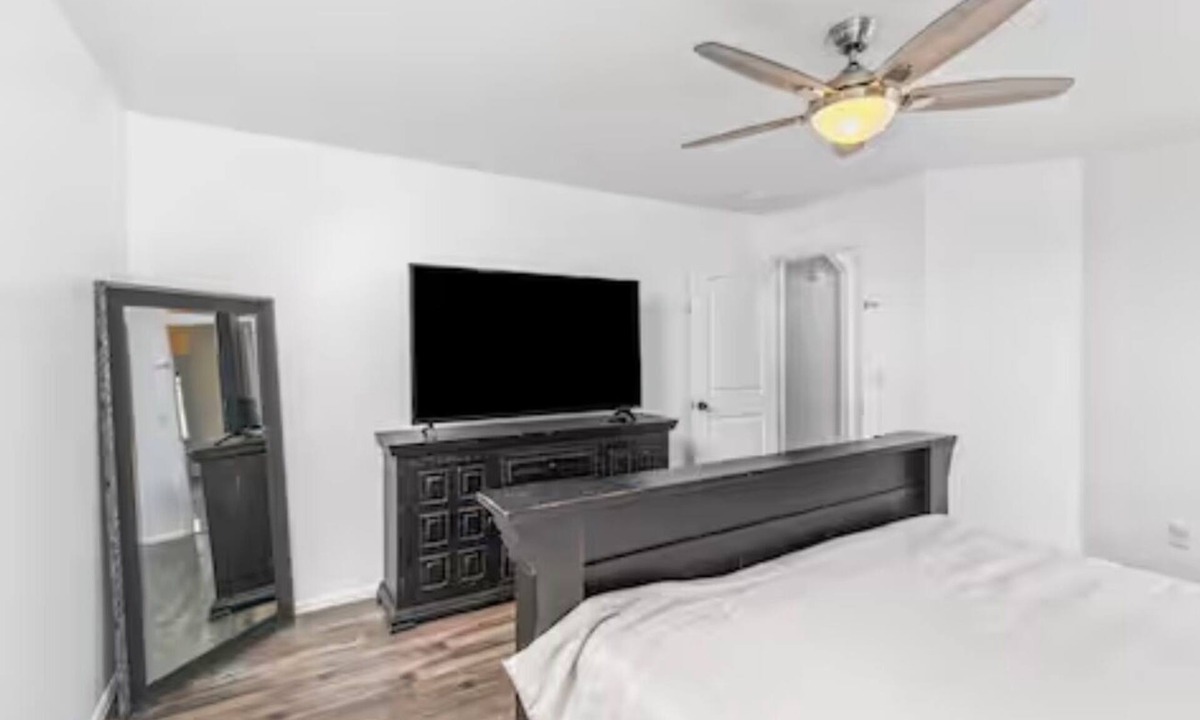 Greeley House | Spacious 6-bedroom house in the heart of Greeley